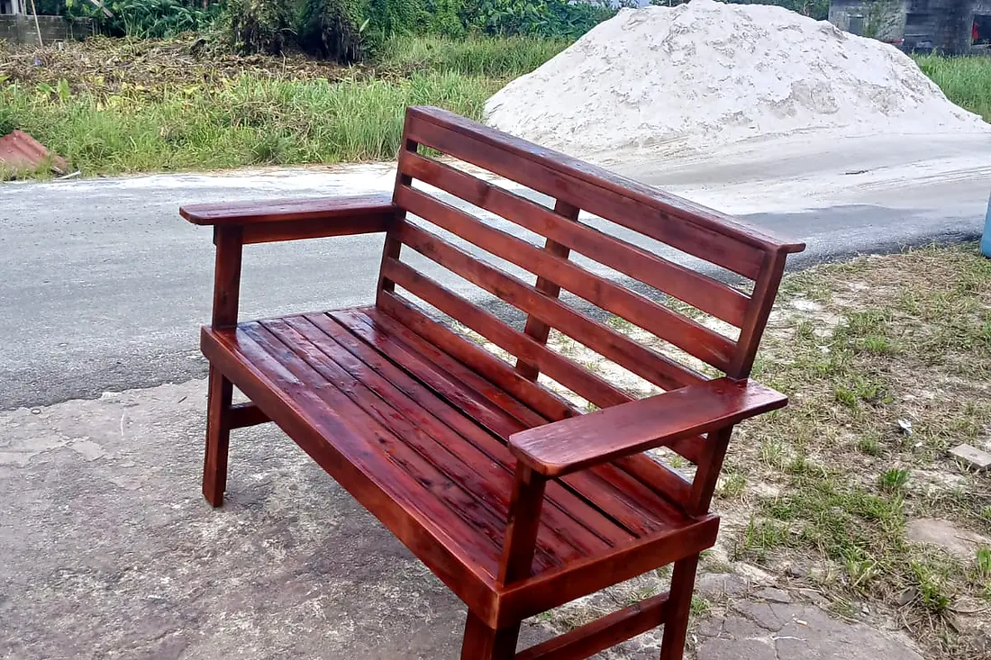 Mahogany wooden garden bench with wide armrests – Lynn's Furniture